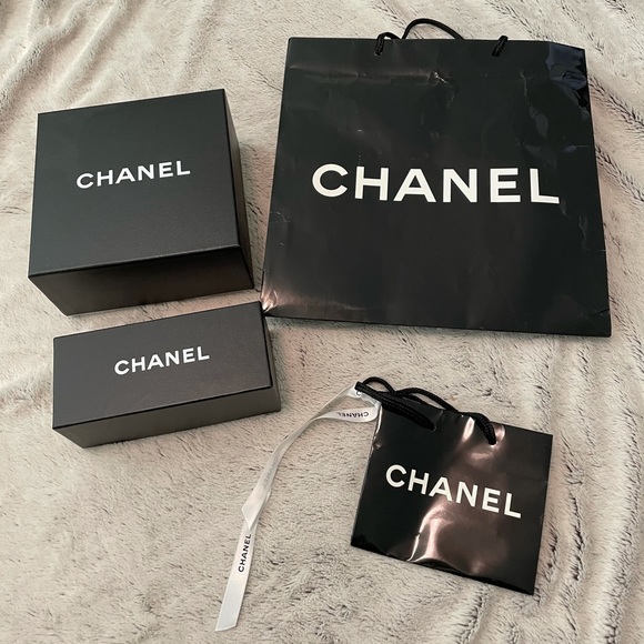 Bundle of authentic Chanel boxes, bags & ribbons - Picture 2 of 10